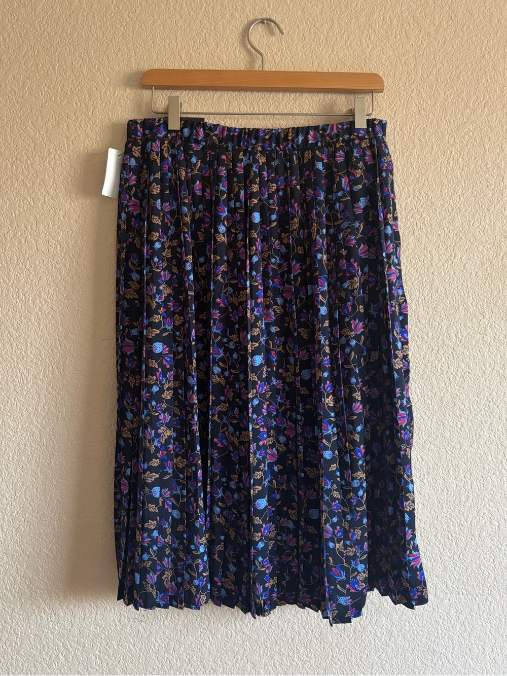 NWT Banana Republic Navy Blue Floral Pleated Midi Skirt